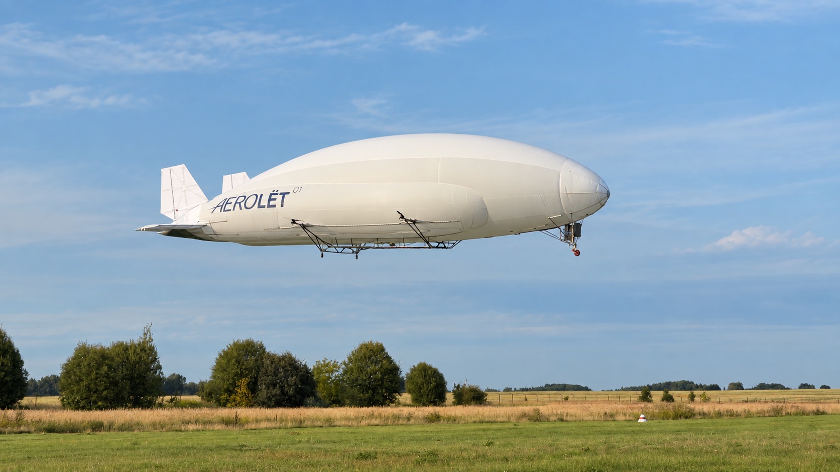 AEROLET-01 — hybrid airship in flight.